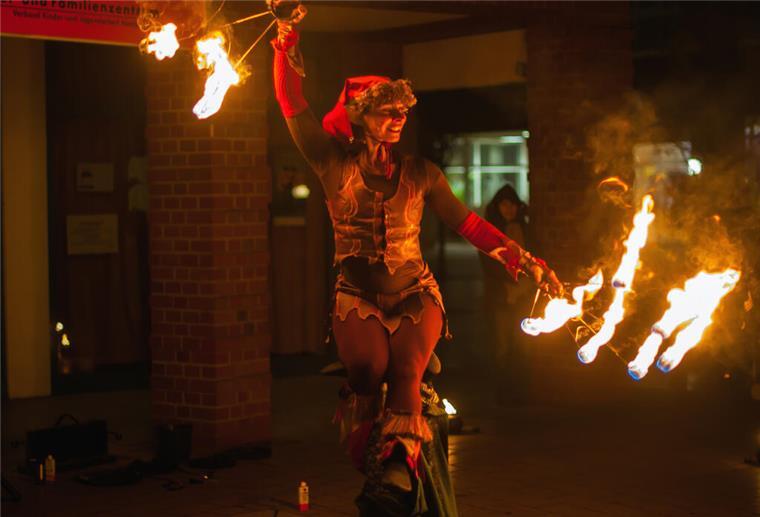 Lichterfest mit Feuershow in Beverstedt Feuerkünstler Flammenspuk