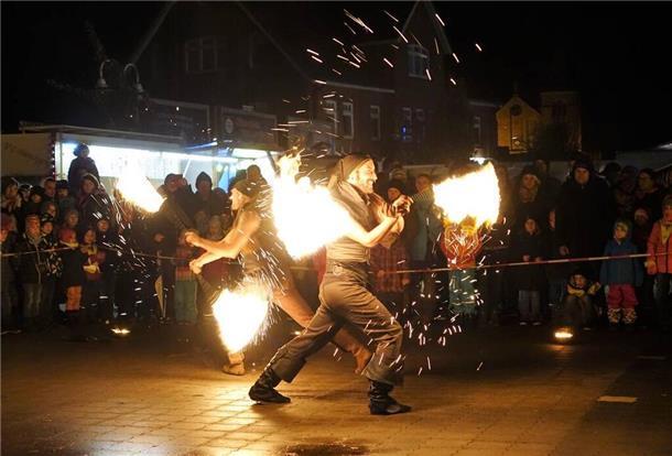 Die Feuershows auf dem Feldhofplatz erfreuen sich immer großer Beliebtheit.