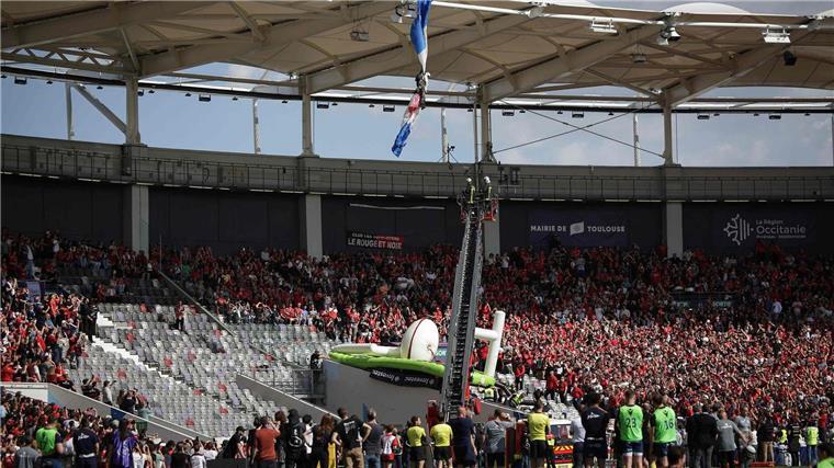 Fallschirmspringer bleibt an Stadiondach in Toulouse hängen Die Feuerwehr befreite den Fallschirmspringer aus seiner Zwangslage.