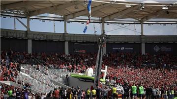 Die Feuerwehr befreite den Fallschirmspringer aus seiner Zwangslage.