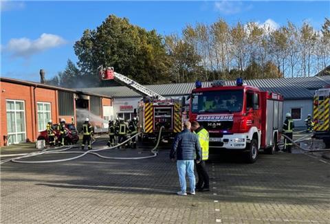 Die Feuerwehr bei den Löscharbeiten.