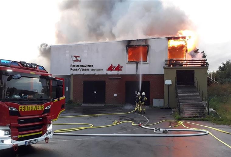 Die Feuerwehr bei den Löscharbeiten.