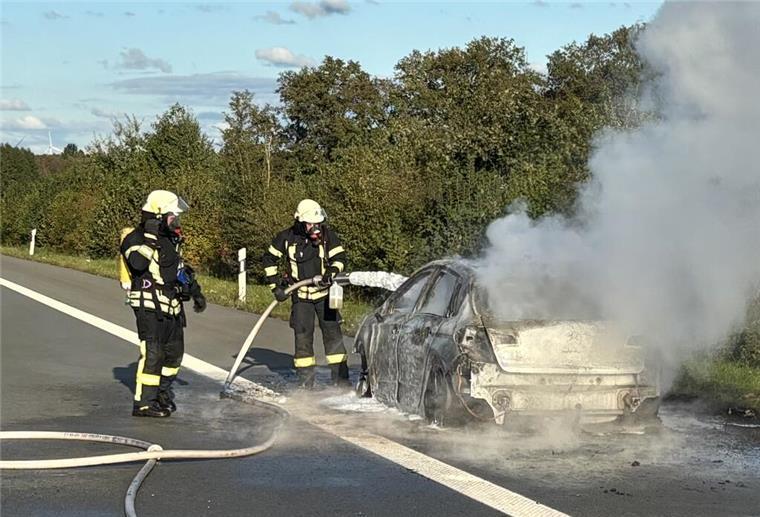 Autobrand auf der A1: Citroën brennt bei Sittensen komplett aus Die Feuerwehr bei den Löscharbeiten auf der A1