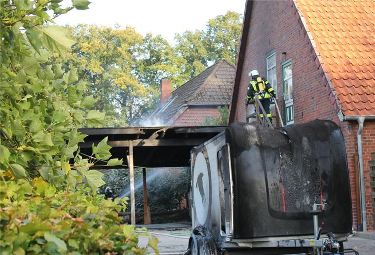 Die Feuerwehr bei den Nachlöscharbeiten in Granstedt.