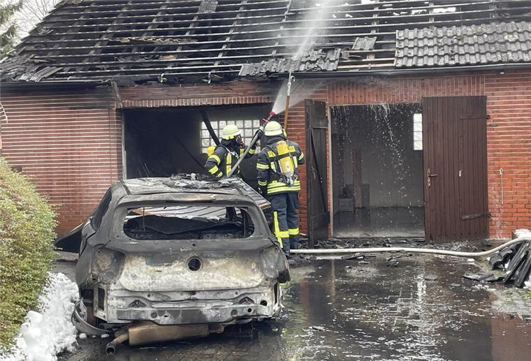 Die Feuerwehr bei den Nachlöscharbeiten in Sittensen.