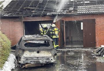 Die Feuerwehr bei den Nachlöscharbeiten in Sittensen.