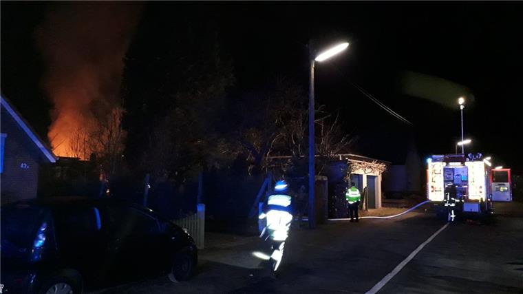 Feuerwehr-Angriffstrupps löschen brennenden Schuppen in Lehe Die Feuerwehr beim Einsatz in der Straße Langmirjen.