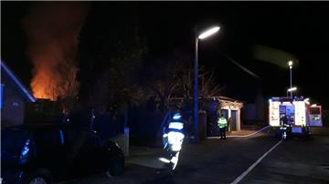 Die Feuerwehr beim Einsatz in der Straße Langmirjen.