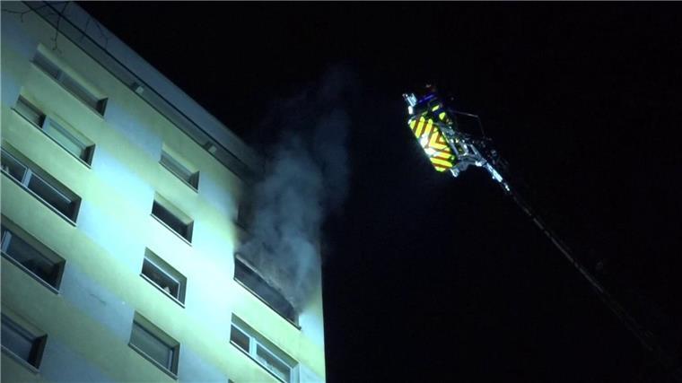 Die Feuerwehr beim Löschen des Brandes in einem Mehrfamilienhaus in Ronnenberg.