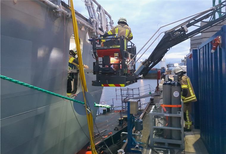 Notfall an Bord: Feuerwehr holt Arbeiter von Fregatten-Neubau Die Feuerwehr beim Rettungseinsatz im Fischereihafen.
