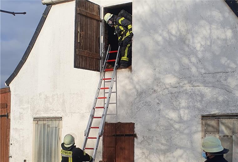 Die Feuerwehr bekämpft den Brand auf dem Dachboden.