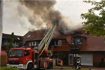 Die Feuerwehr bekämpfte den Brand  im Ortskern von Sottrum.