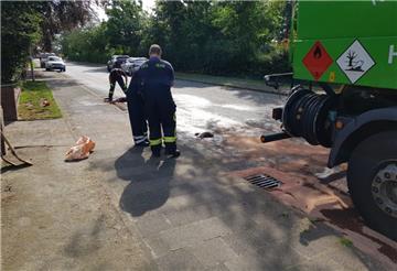 Die Feuerwehr beseitigt Ölspuren in Spaden.