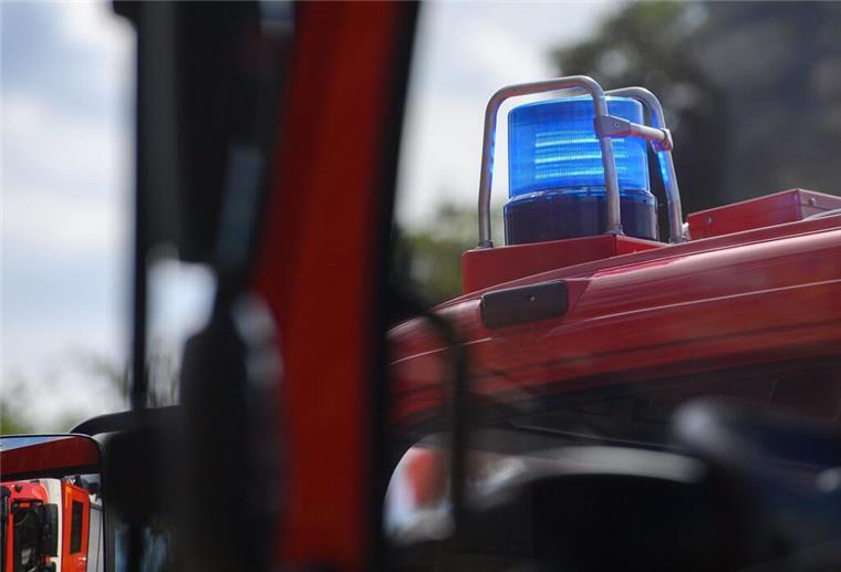  Ein Blaulicht leuchtet auf dem Dach eines Einsatzfahrzeugs der Feuerwehr. 