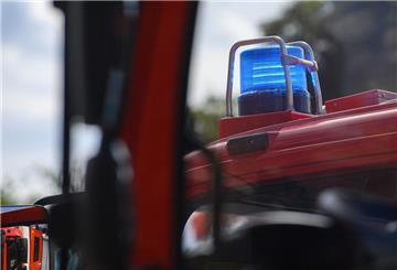  Ein Blaulicht leuchtet auf dem Dach eines Einsatzfahrzeugs der Feuerwehr. 