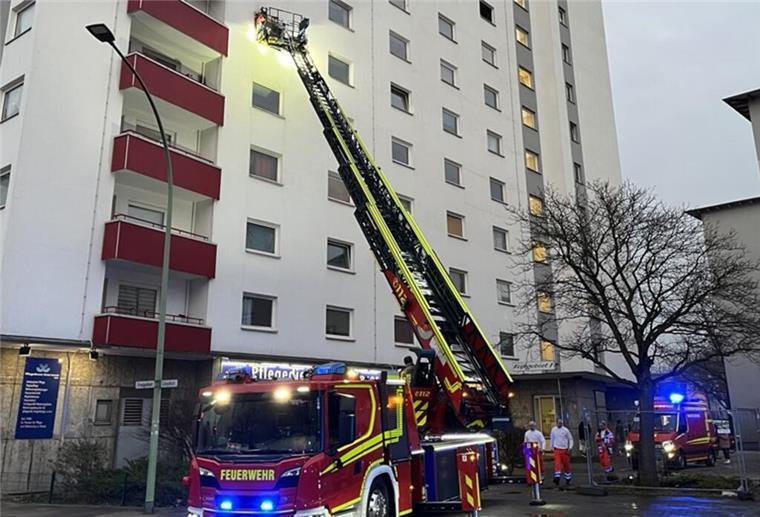 Die Feuerwehr Bremerhaven hat am Montagabend einen Brand in einem Hochhaus gelöscht.