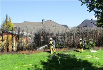 Die Feuerwehr Bremerhaven hat eine brennende Hecke im Leher Ortsteil Schierholz gelöscht.
