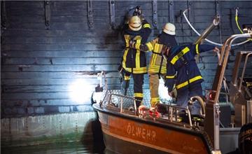 Die Feuerwehr Bremerhaven hat von außen sogenannte Fognails in die Bordwand geschlagen, um mit einer speziellen Löschtechnik den Brand zu bekämpfen. 