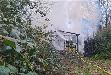 Die Feuerwehr Bremerhaven konnten eine Ausbreitung des Feuers auf andere Gartenlauben verhindern.