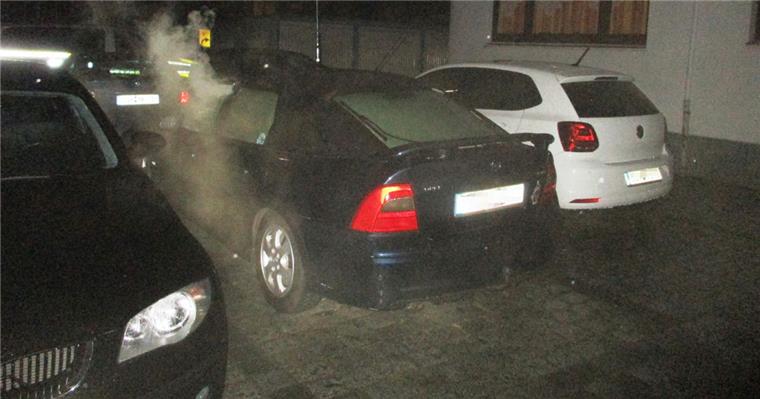 Technischer Defekt: Auto brennt in Geestemünde Die Feuerwehr Bremerhaven löschte am Donnerstag einen Wagenbrand in Geestemünde.