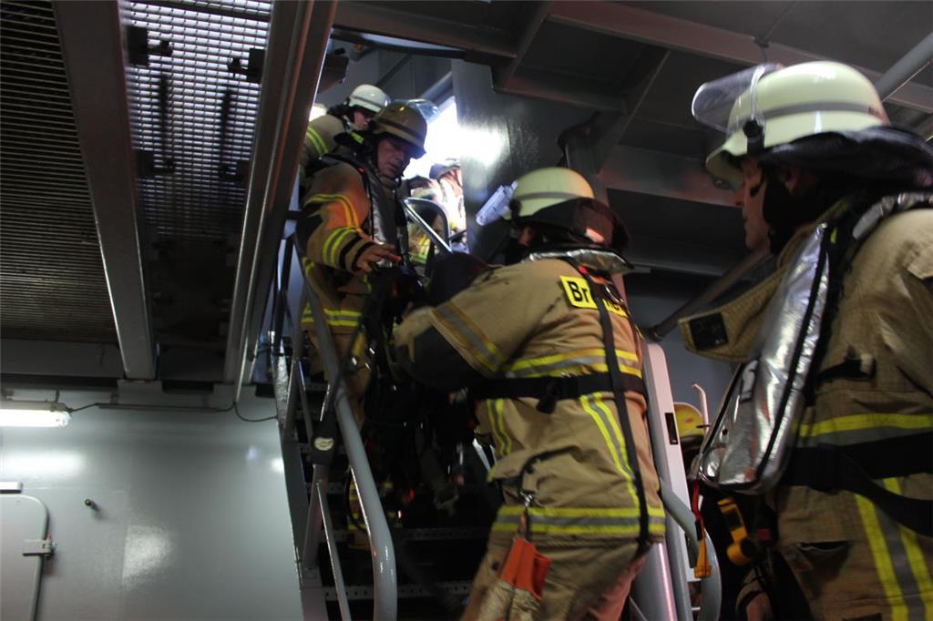 Die Feuerwehr Bremerhaven transportiert die Einsatzausrüstung. Foto: Havariekomm...