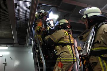 Die Feuerwehr Bremerhaven transportiert die Einsatzausrüstung. Foto: Havariekomm...
