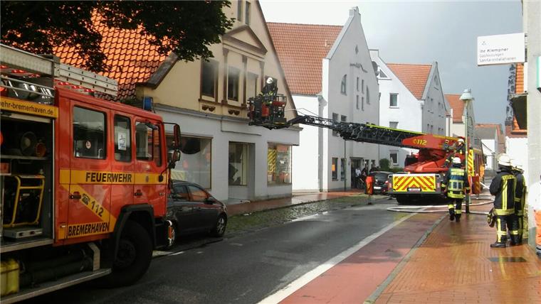 Lehe: Feuer bricht in der Langen Straße aus Die Feuerwehr Bremerhaven versucht den Brand im ersten Stock des Hauses in Lehe unter Kontrolle zu bekommen.