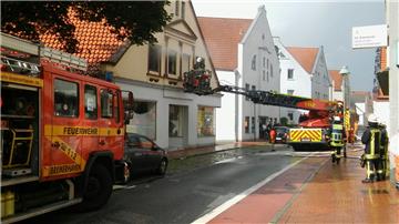 Die Feuerwehr Bremerhaven versucht den Brand im ersten Stock des Hauses in Lehe unter Kontrolle zu bekommen.
