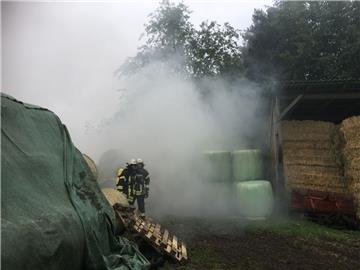 Die Feuerwehr Cuxhaven löschte am Samstag mehrere Heuballen in Berensch. 