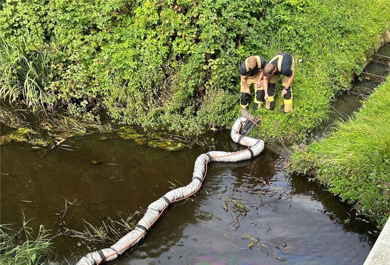 Update: Wer hat das Öl in der Nähe von IKEA Bremerhaven in den Fluss Rohr gekippt? Die Feuerwehr errichtete eine Ölsperre.