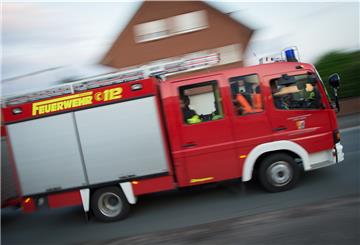 Die Feuerwehr Geestland verhindert das Übergreifen der Flammen auf eine Grünfläche.