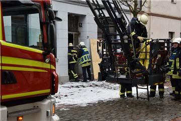 Die Feuerwehr geht noch einmal ins Gebäude.