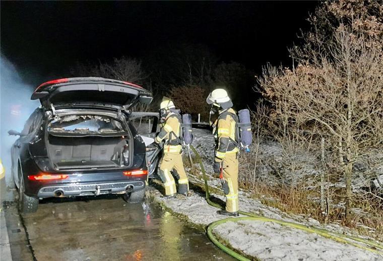 Auto steht in Flammen: Feuerwehreinsatz sorgt für Sperrung der A27 Die Feuerwehr griff sofort ein und löschte das brennende Auto.