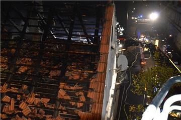 Die Feuerwehr hat das ausgebrannte Haus in Lehe aus der Luft fotografiert, hier wird der Schaden des Daches deutlich.