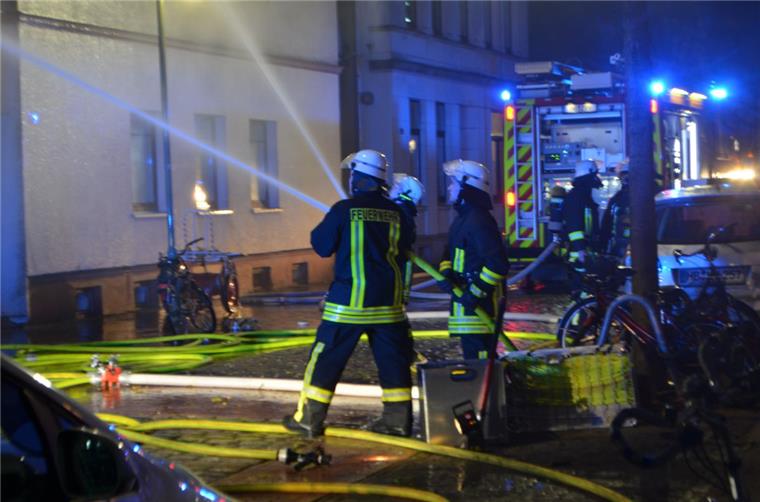 Die Feuerwehr hat das Feuer in der Wülbernstraße gelöscht. Jetzt ist die Polizei am Zug.