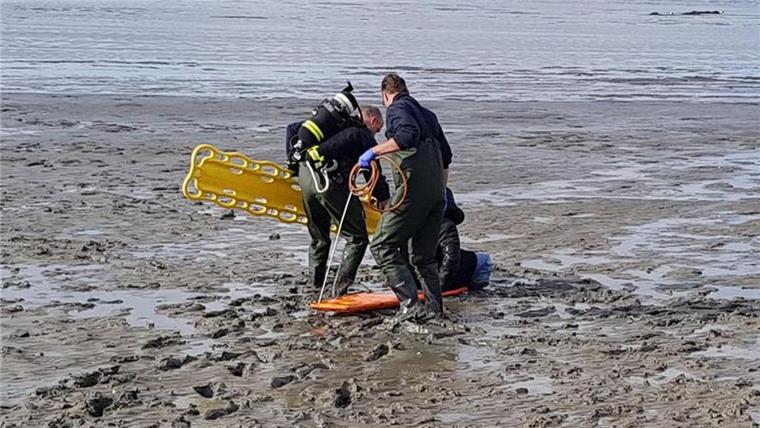 Watt-Alarm in Cuxhaven: Feuerwehr rettet 57-Jährige Die Feuerwehr hat eine Frau aus dem Watt vor Cuxhaven gerettet.