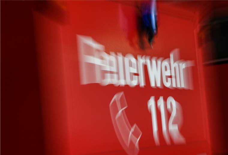 Die Feuerwehr hat in einer Lagerhalle in Sievern einen Gefahrguteinsatz.