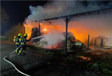 Die Feuerwehr hatte alle Hände voll zu tun mit dem Löschen des Brandes.