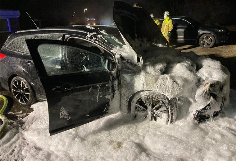 Wieder fünf Autos durch Brandstiftungen in Stade zerstört Ein ausgebranntes, schwarzes Auto voller Löschschaum.