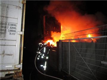 Die Feuerwehr hatte mit dem brennenden Reifenstapel jede Menge zu tun. 