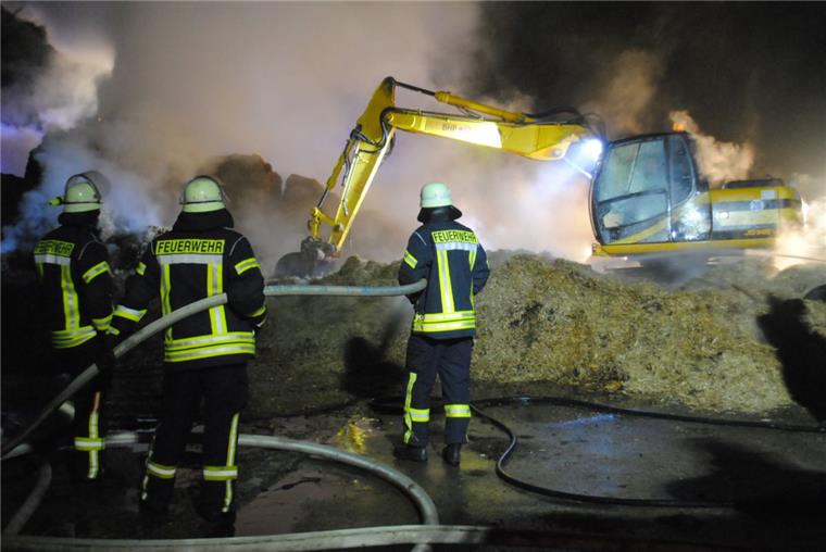 Die Feuerwehr hatte viel zu tun, um die 120 Strohballen zu löschen. Zur Brandbekämpfung wurde auch ein Bagger von den Feuerwehrleuten eingesetzt.