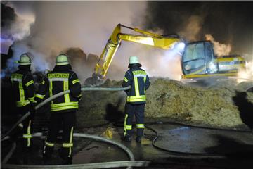 Die Feuerwehr hatte viel zu tun, um die 120 Strohballen zu löschen. Zur Brandbekämpfung wurde auch ein Bagger von den Feuerwehrleuten eingesetzt.