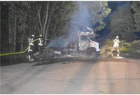 Feuerwehrleute löschen das Wohnmobil.