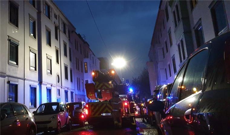 Küchenbrand in Lehe: Zwei Bewohner werden ins Krankenhaus gebracht Die Feuerwehr im Einsatz in der Eupener Straße in Bremerhaven-Lehe.