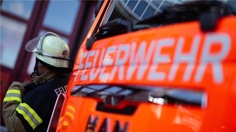Die Feuerwehr in Lehrte befreite einen Fahrgast, der zwischen Sitz und Seitenverkleidung steckengeblieben war. (Symbolbild)