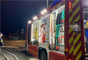 Die Feuerwehr installiert Pumpen um Schlimmeres zu verhindern.