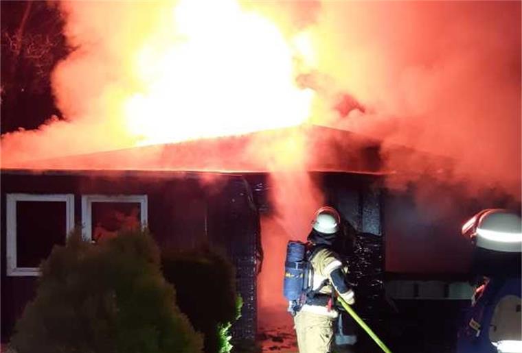 Die Feuerwehr ist am Donnerstag Abend zu einem Gartenlauben-Brand in Lehe ausgerückt.