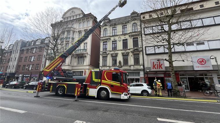 Einsatz in Bremerhaven sorgt für Verkehrschaos in der Hafenstraße Ein Feuerwehrwagen steht auf er Straße.
