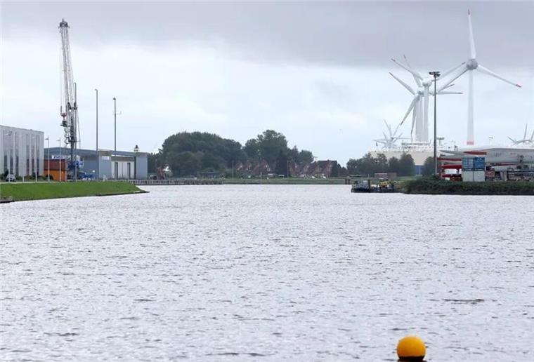 Die Feuerwehr ist am Südkai im Einsatz. Dort ist ein Schiff untergangen.