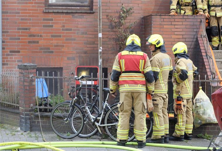 Toter bei Kellerbrand in Bremen geborgen - Identität unbekannt Bremen: Die Feuerwehr ist an einem Wohnhaus im Einsatz. Bei einem Kellerbrand wurde hier eine Person tot aufgefunden.